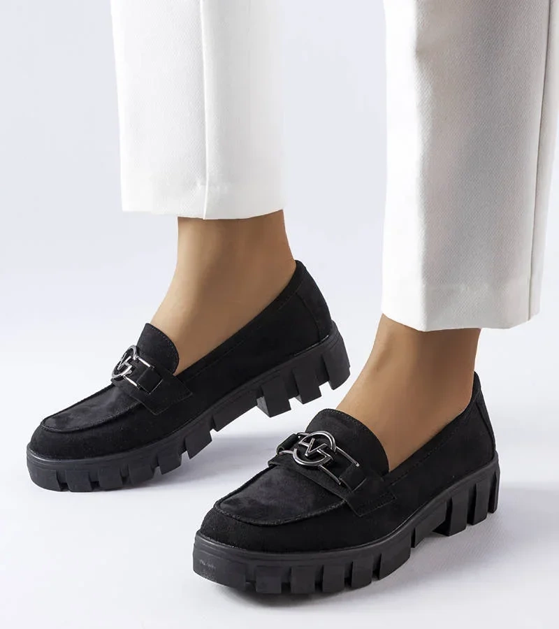 Czarne mokasyny na grubej podeszwie zdobione klamerką Vinceza