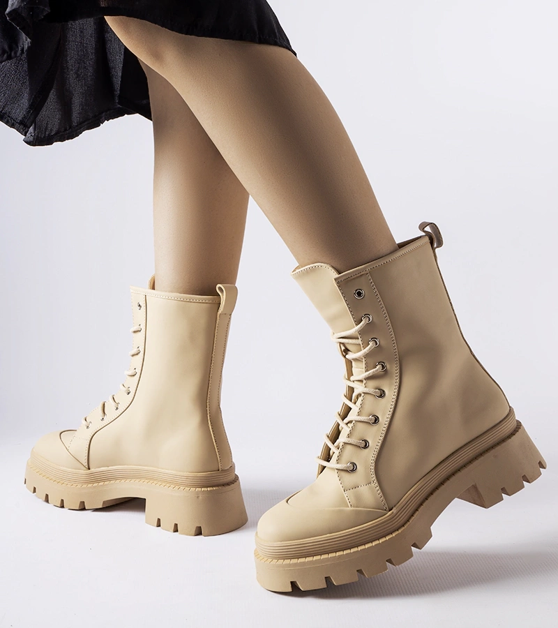 Beżowe trapery o matowym wykończeniu