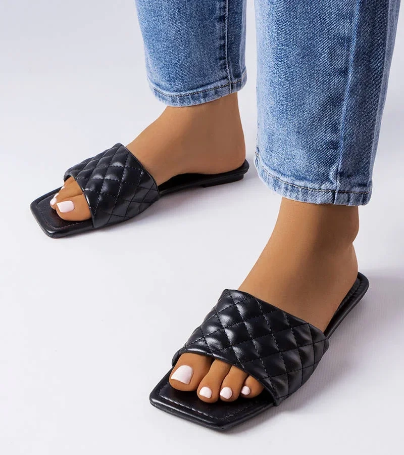 Czarne pikowane klapki