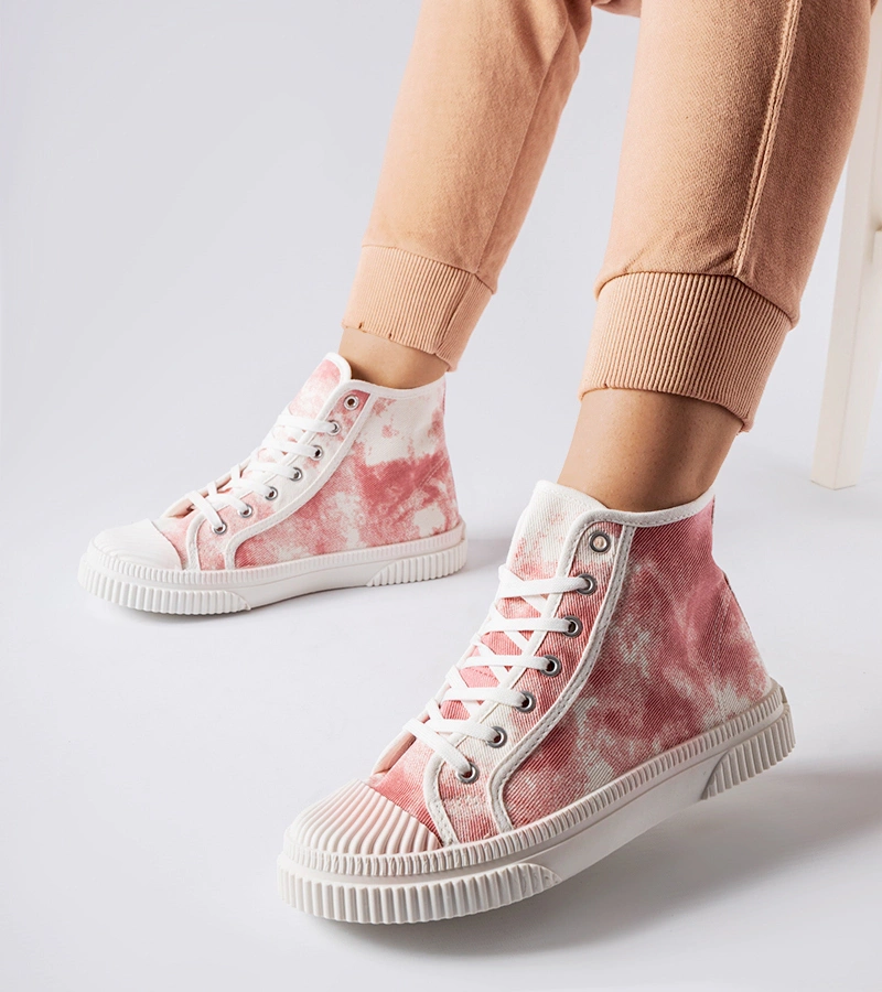 Różowe trampki za kostkę zdobione przetarciami