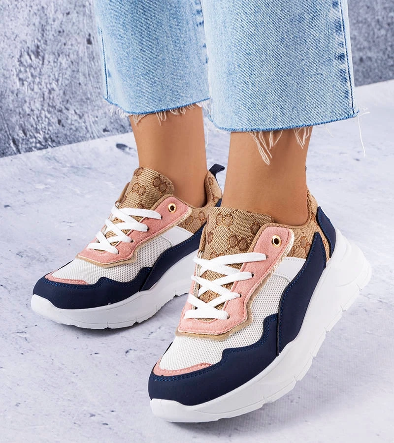 Granatowe sneakersy zdobione monogramem