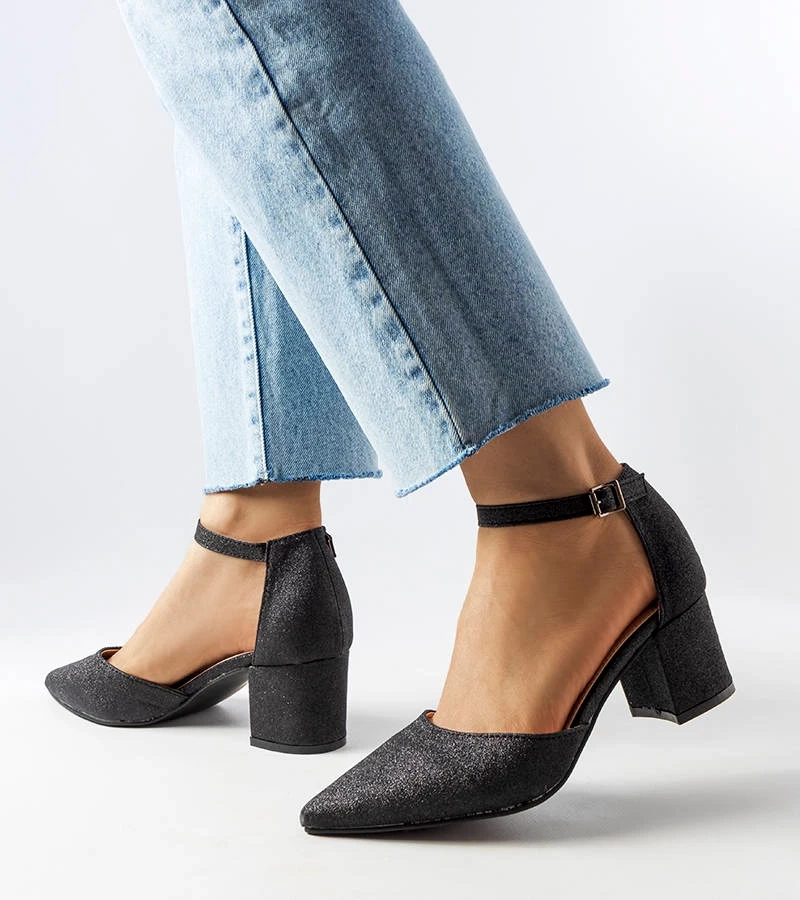 Czarne czółenka na niskim słupku