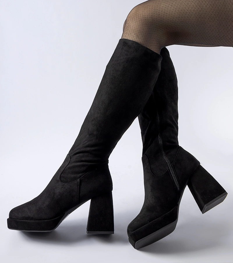 Czarne ocieplane kozaki na masywnym słupku