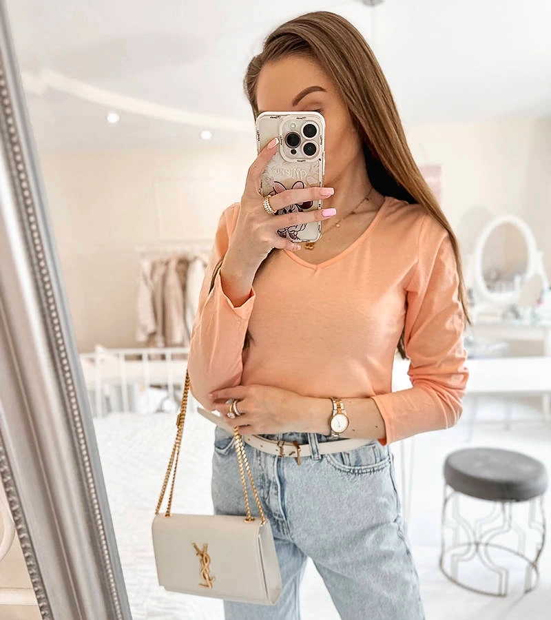 Bluzka różowa z długim rękawem i dekoltem w serek