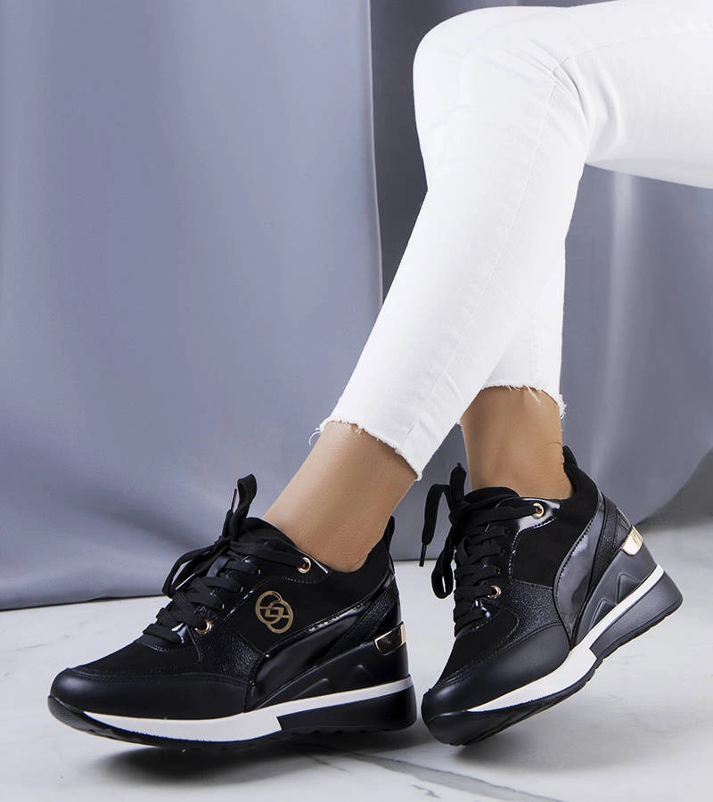 Czarne sneakersy na koturnie