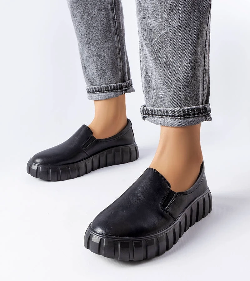 Półbuty czarne ze skórzana wkładką na masywnej podeszwie