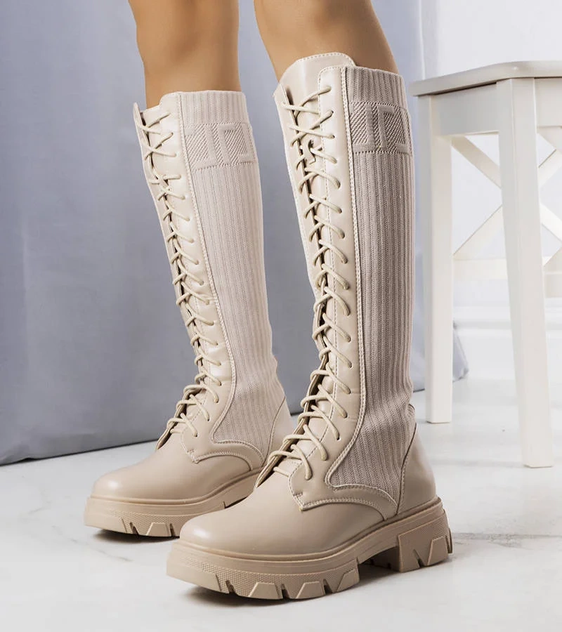 Beżowe kozaki z materiałową cholewką