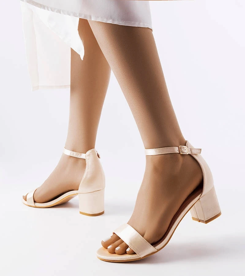 Beżowe eleganckie sandały na słupku