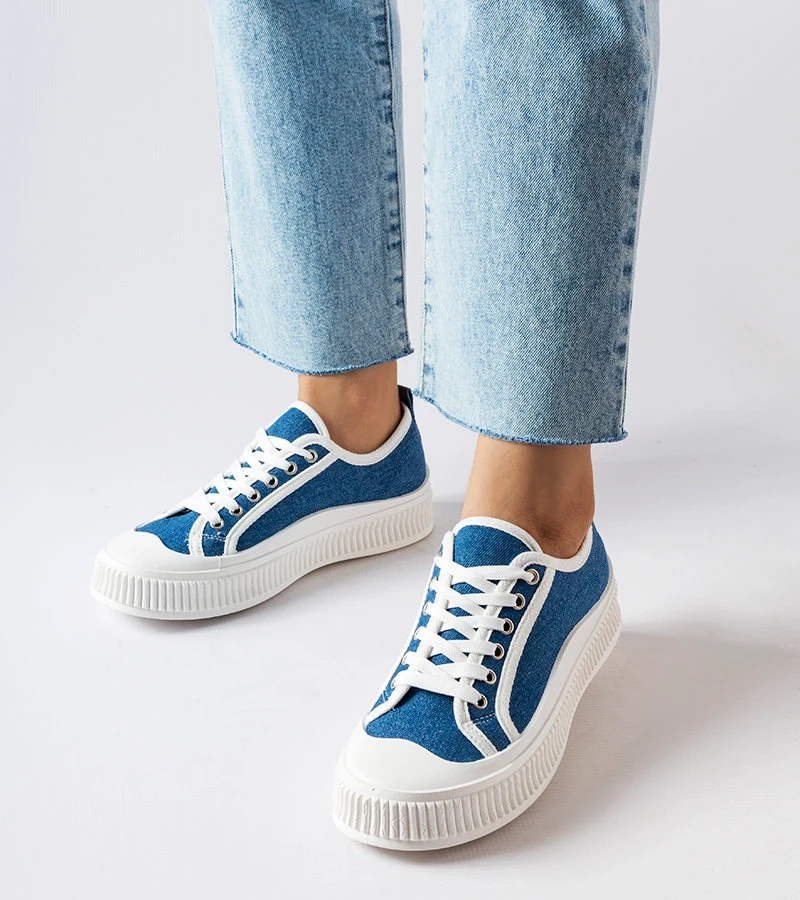 Niebieskie trampki na wysokiej podeszwie