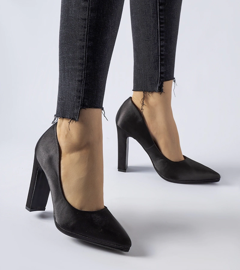 Czarne satynowe czółenka na słupku