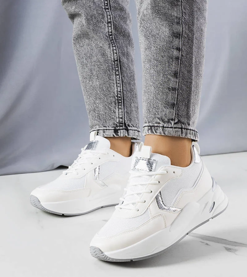 Białe sportowe sneakersy
