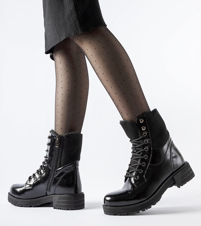 Czarne ocieplane botki z ozdobną zawieszką