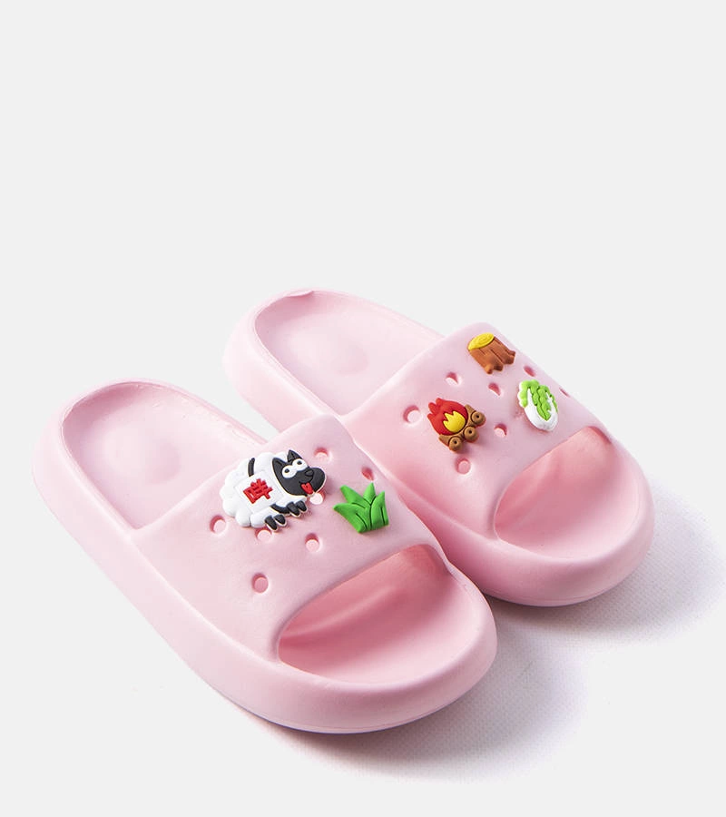 Różowe klapki z pianki z przypinkami