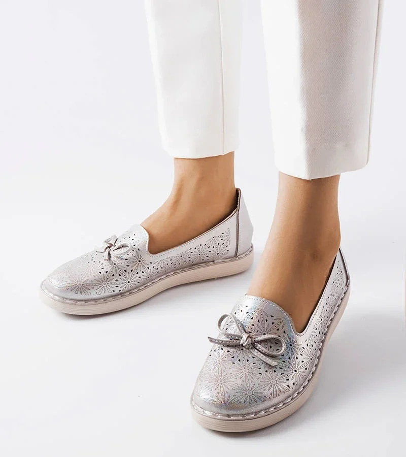 Szare błyszczące mokasyny z ażurowym wzorem