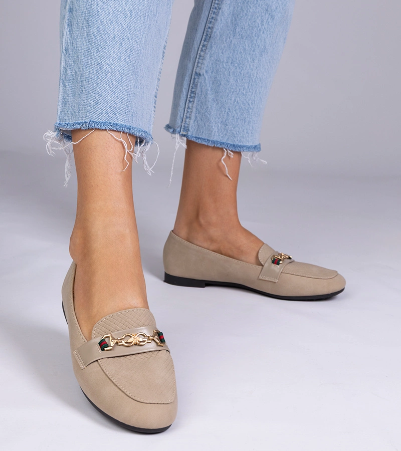 Hers Brązowe mokasyny o matowym wykończeniu ze złotą ozdobą