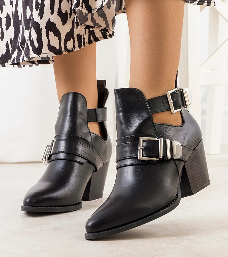 Czarne botki na obcasie