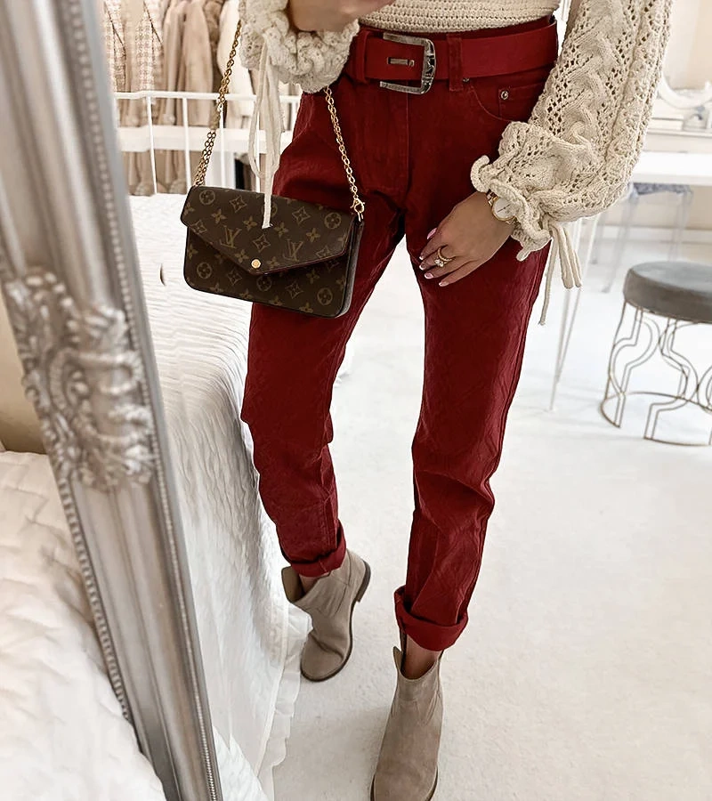 Czerwone spodnie materiałowe we wzór geometryczny