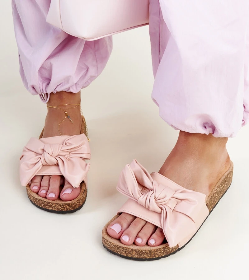 Różowe klapki na korkowej podeszwie z kokardą