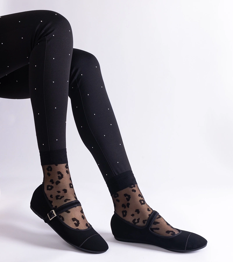 Czarne balerinki o matowym wykończeniu zapinane na sprzączkę