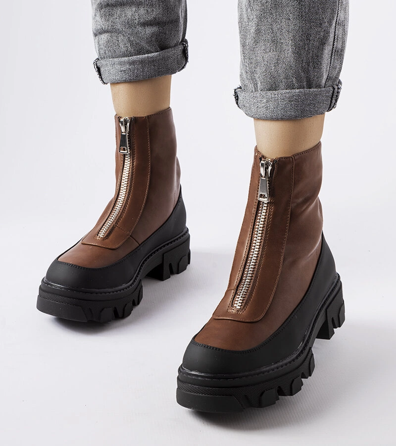 Brązowe masywne botki na zamek