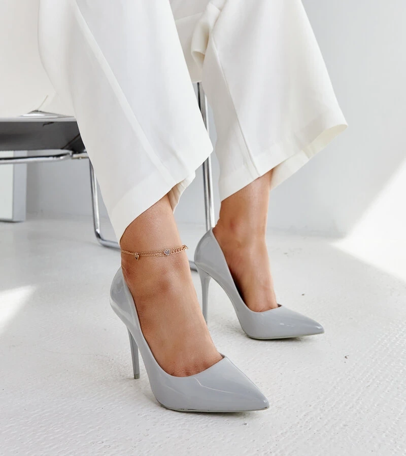 Szare lakierowane szpilki ze skórzaną wkładką