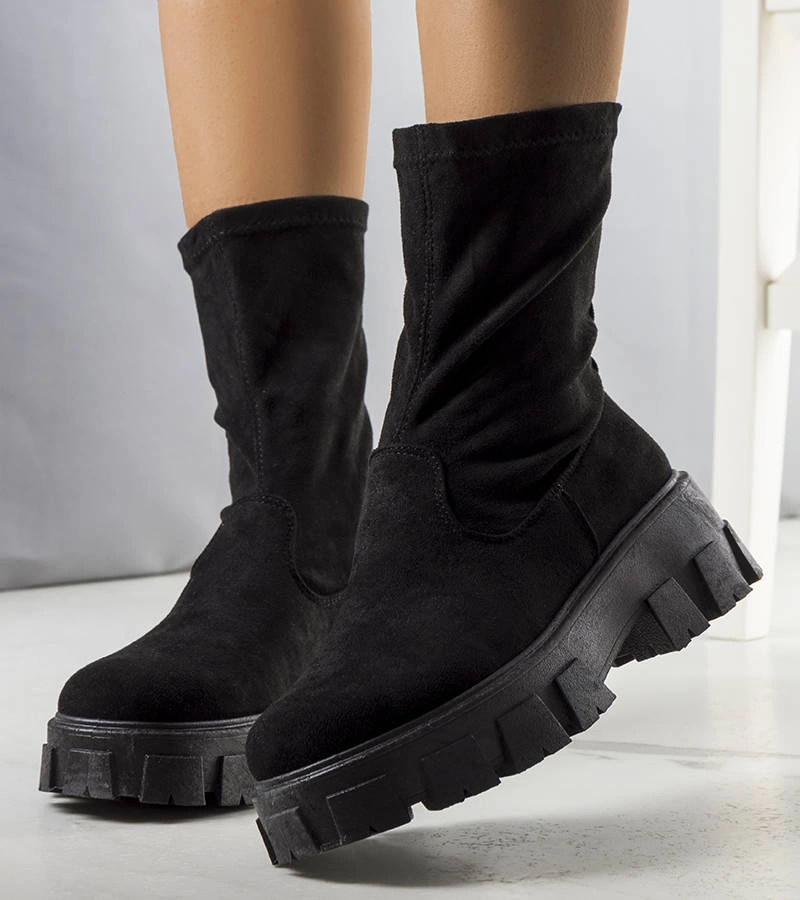 Czarne botki wsuwane na traktorowej podeszwie