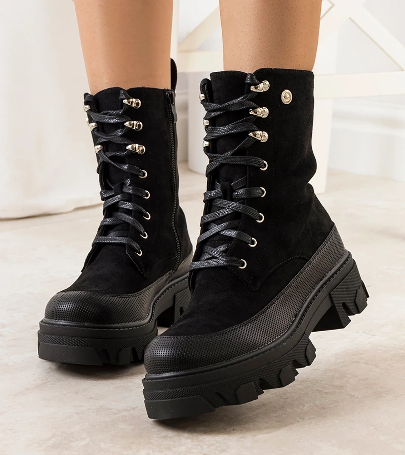 Czarne botki na wysokiej podeszwie