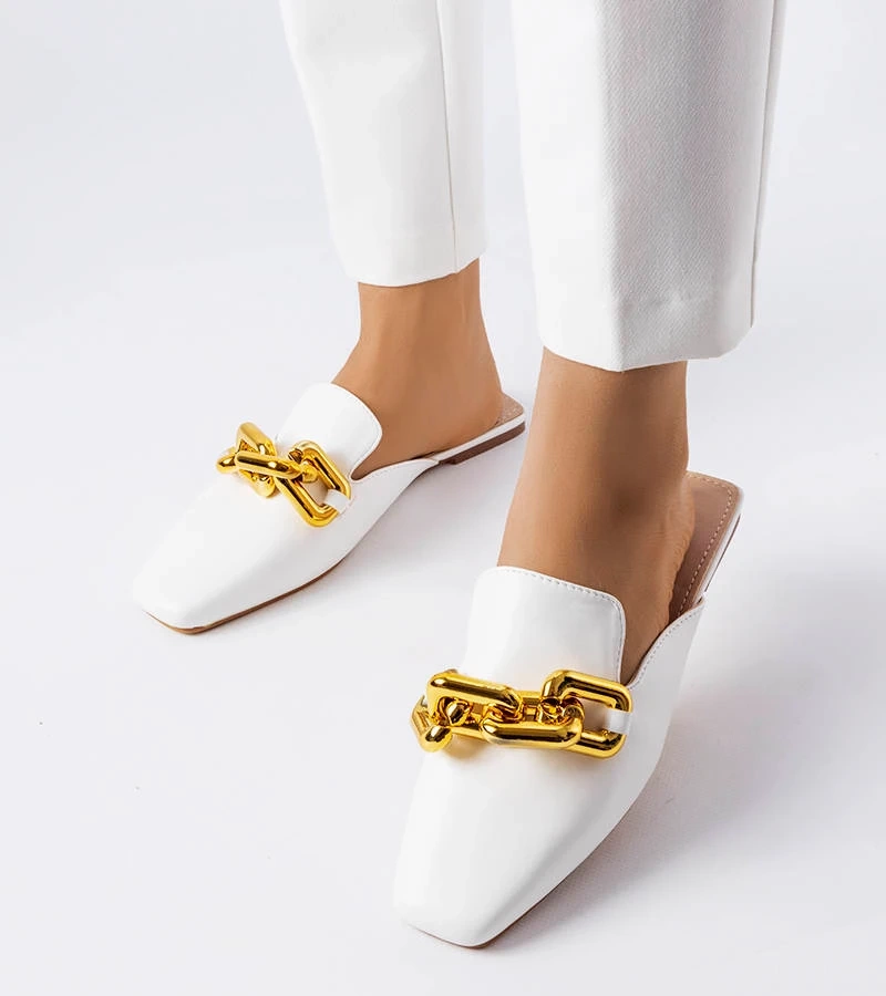 Białe klapki z zakrytym noskiem