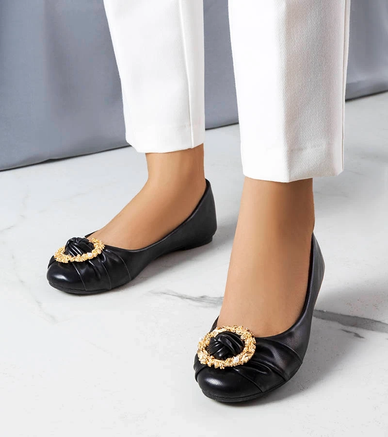 Czarne balerinki z metalową ozdobą