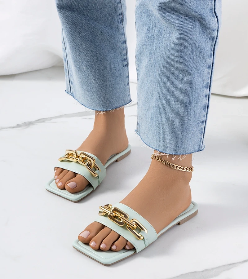 Zielone klapki z kwadratowym noskiem