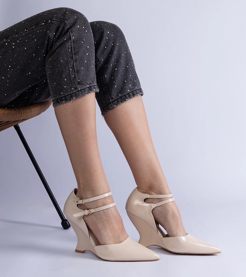 Hers czółenka damskie beżowe lakierowane na koturnie z sprzączkami