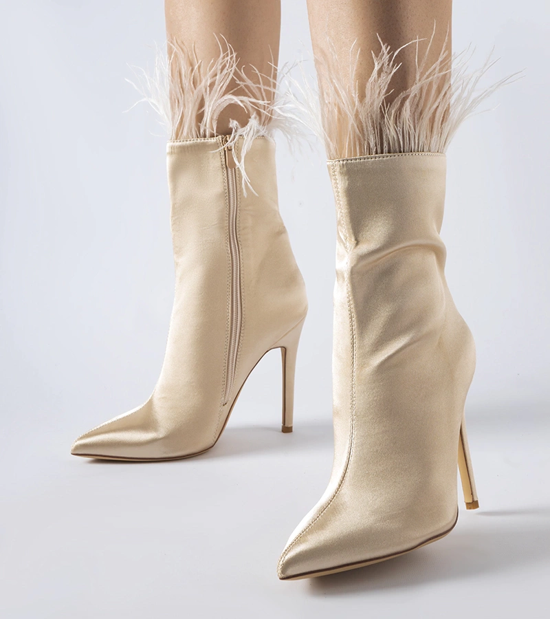 Beżowe botki ozdobione piórkami