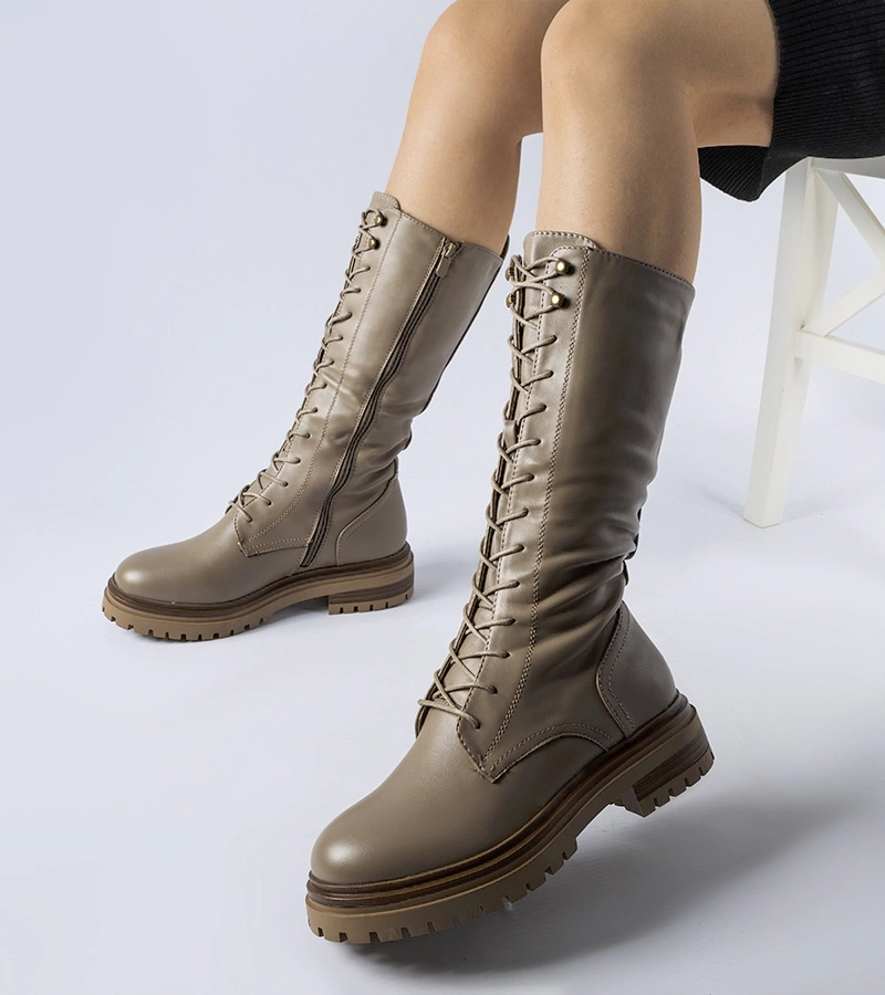 Brązowe wysokie wiązane workery