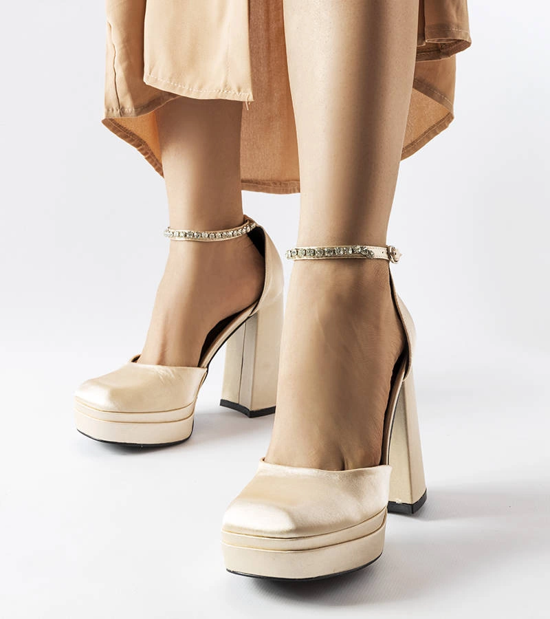 Beżowe czółenka na wysokim słupku