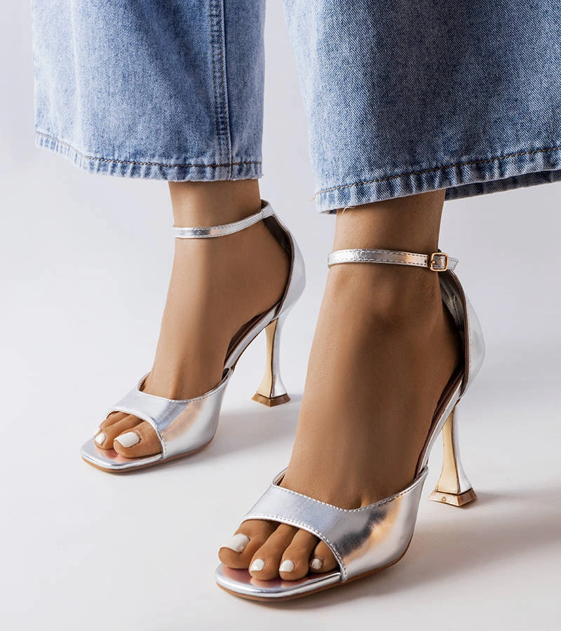 Srebrne sandały na szpilce