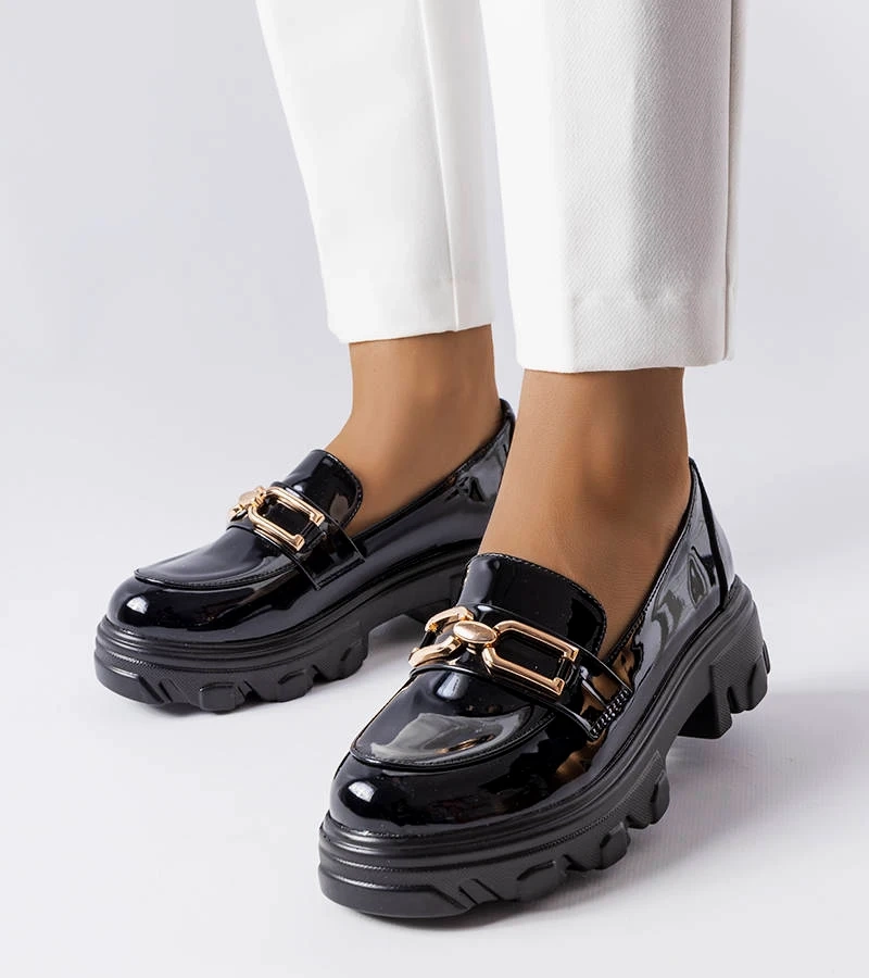 Czarne półbuty z lakierowanej ekoskóry