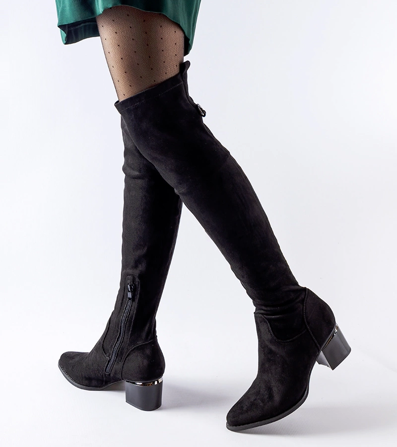 Czarne kozaki na niskim słupku