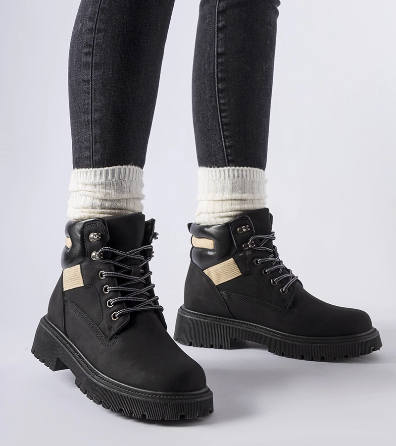 Czarne ocieplane trapery