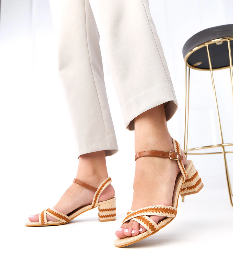 Hers Brązowe sandały na słupku zapinane na kostce