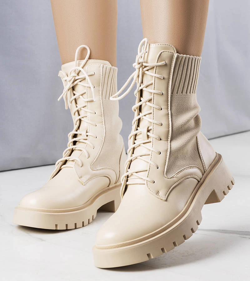 Beżowe traperki z materiałowymi wstawkami