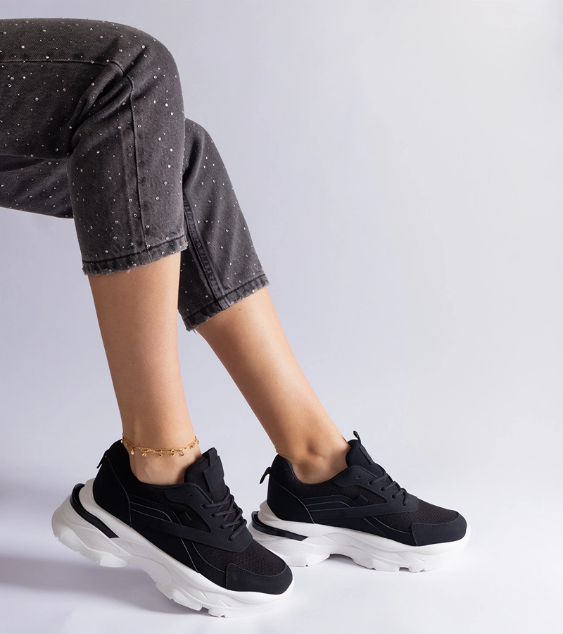 Czarne sneakersy na grubszej podeszwie