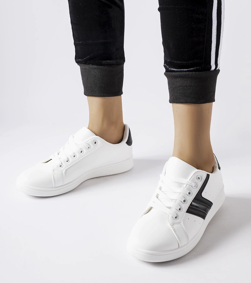 Białe sneakersy z czarnymi wstawkami