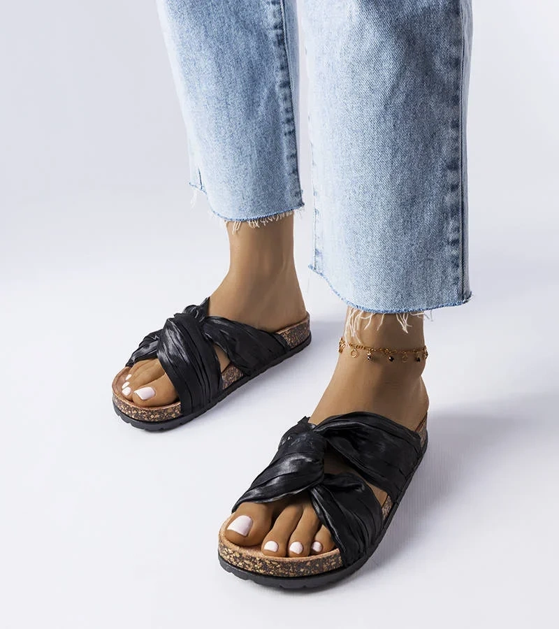 Czarne klapki ozdobione plisowanym materiałem