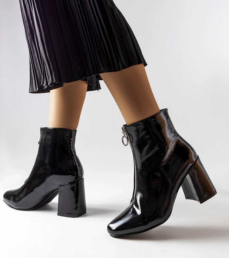 Czarne lakierowane botki ze srebrnym zamkiem