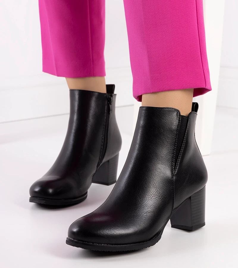 Czarne botki na obcasie