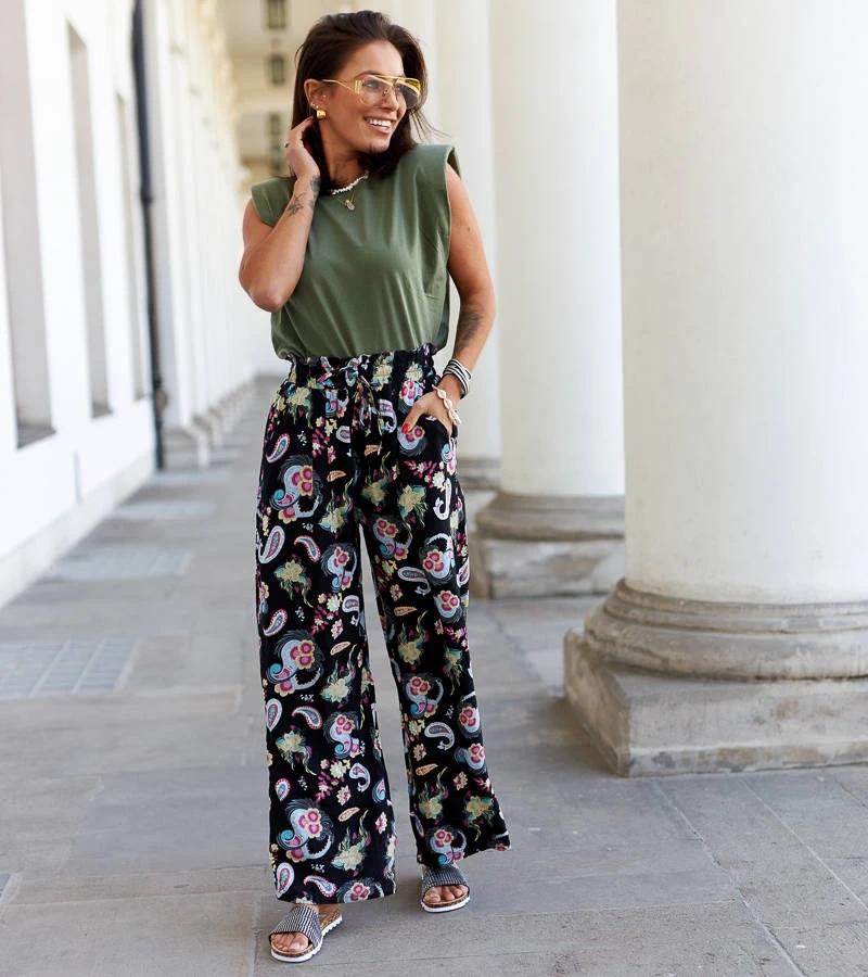 Czarne spodnie o swobodnym fasonie w kwiaty