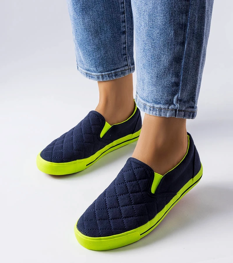 Granatowe pikowane tenisówki materiałowe