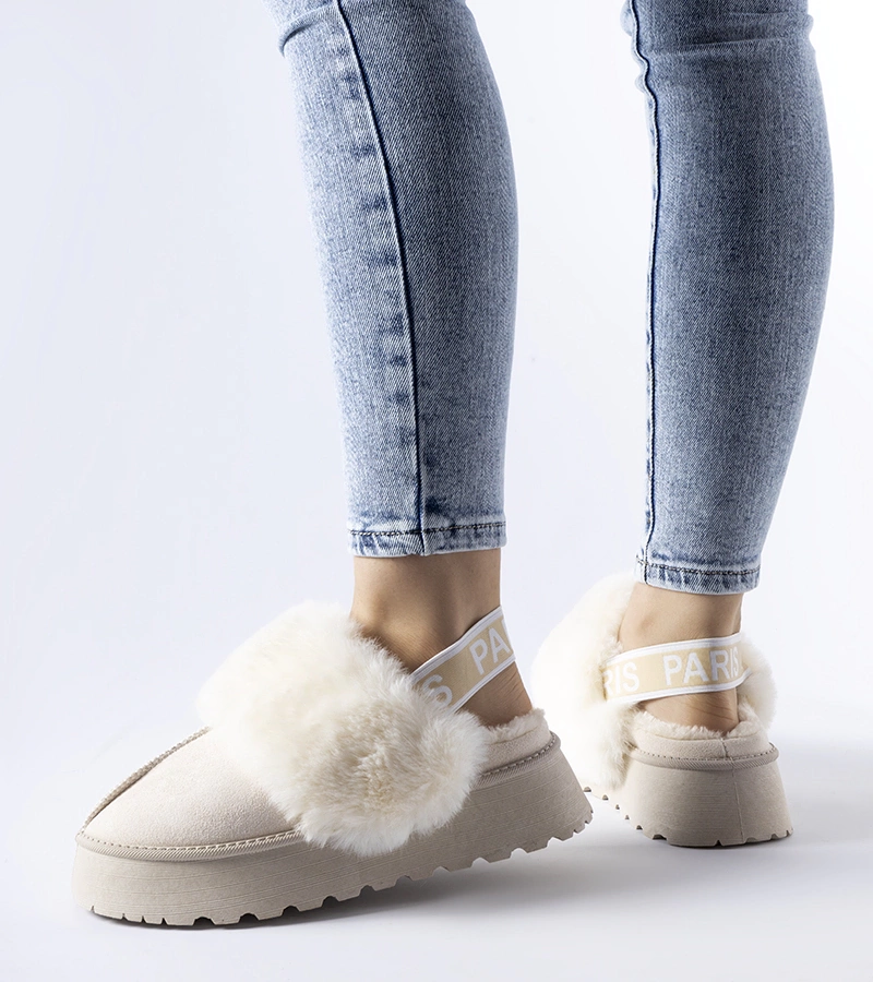 Jasnobeżowe ocieplane kapcie z gumką i futrem