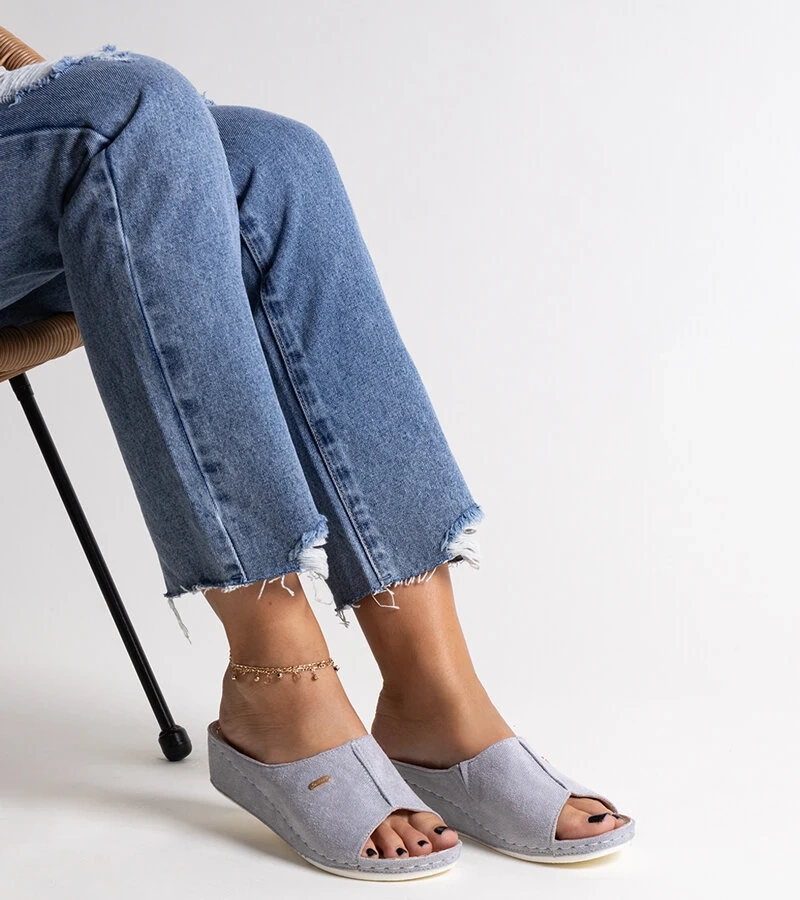 Szare klapki na koturnie