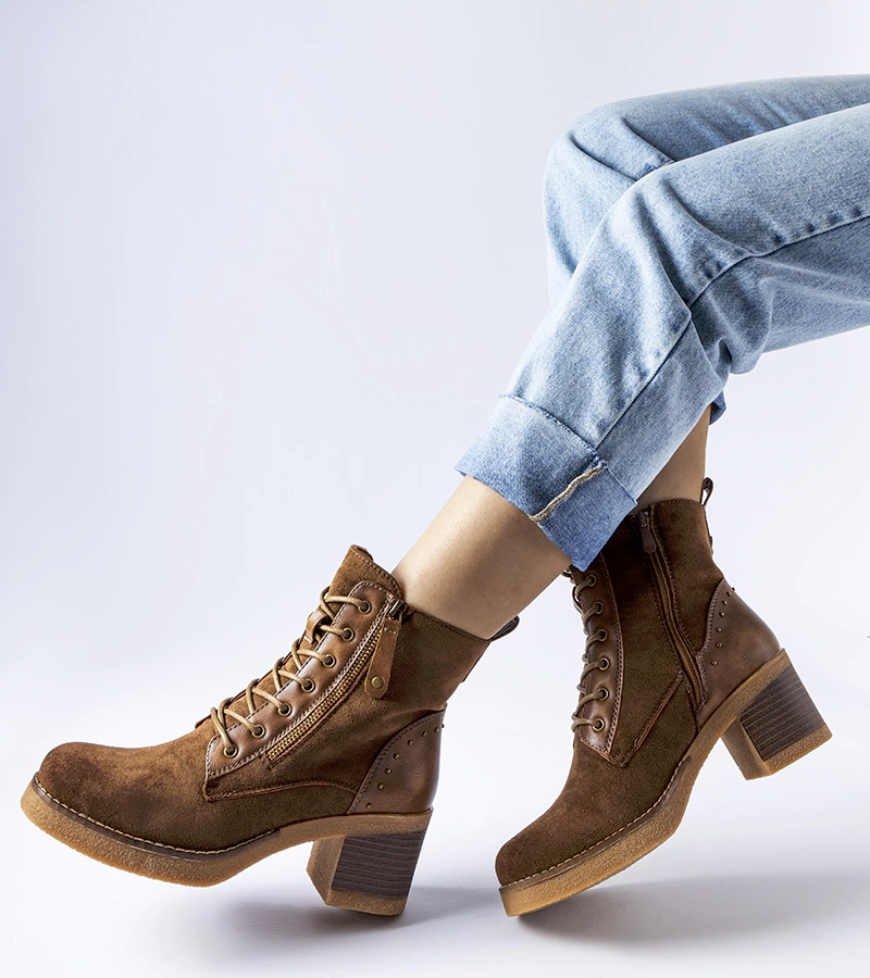 Brązowe botki na słupku eko-zamsz